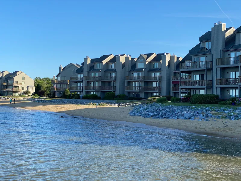 2 bed condo with resort amenities near Lake Nona